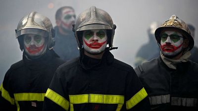 Imagem da notícia Bombeiros de Paris fazem manifestação e enfrentam a polícia maquiados como o Coringa