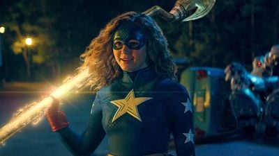 Imagem da notícia Stargirl: CW adia estreia de sua nova série de super-herói