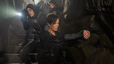 Imagem da notícia The Old Guard: Filme de Charlize Theron na Netflix ganha primeiras imagens