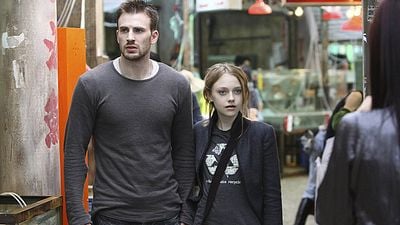 Imagem da notícia Heróis: Relembre o filme com Chris Evans e Dakota Fanning que está conquistando o público da Netflix