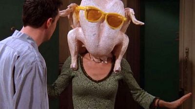 Imagem da notícia Courteney Cox recria cena de Friends com frango na cabeça
