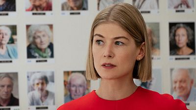 Imagem da notícia Garota Exemplar, Eu Me Importo e Globo de Ouro 2021: Conheça a carreira de Rosamund Pike