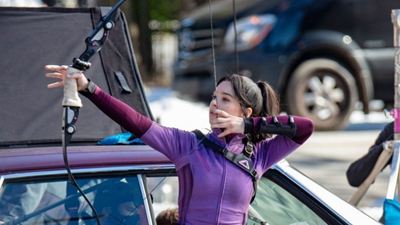 Hawkeye: Kate Bishop aparece com Gavião Arqueiro em fotos no set da série do Disney+