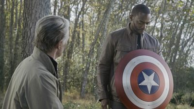 Imagem da notícia Vingadores: Sebastian Stan e Anthony Mackie melhoraram cena final do Capitão América em Ultimato