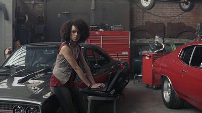 Imagem da notícia Velozes & Furiosos 9: Assim como sua personagem, Nathalie Emmanuel revela que não sabe dirigir