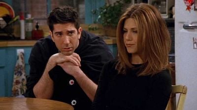 Imagem da notícia Friends: Jennifer Aniston rebate rumores sobre romance com ex-colega de elenco, “Ele é como um irmão”