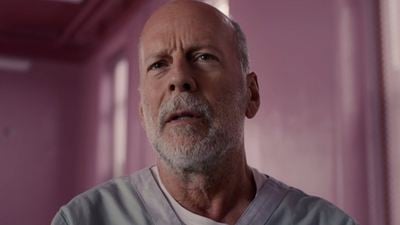 Um dos melhores papéis de Bruce Willis está no streaming: Filme coloca super-heróis em suspense psicológico