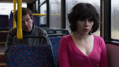 Imagem da notícia Este perturbador terror de ficção científica estrelado por Scarlett Johansson foi eleito o Melhor Filme Britânico do século