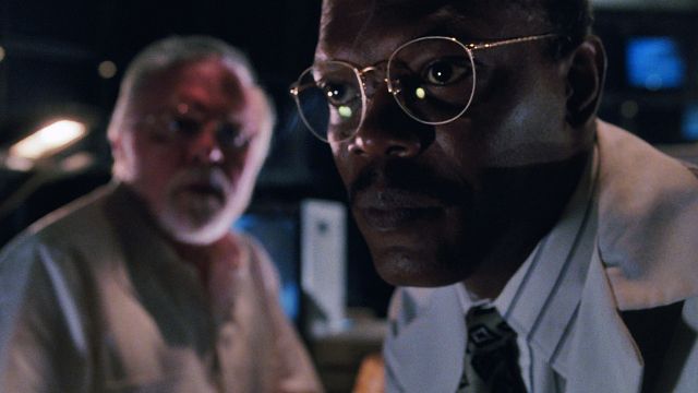 Imagem da notícia Se você pausar Jurassic Park neste exato momento, verá uma referência a outro filme de Steven Spielberg - quase impossível reparar