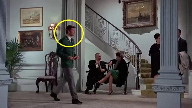 Imagem da notícia Hoje ele é um dos maiores astros do cinema: Você reconhece quem traz esta carta a James Coburn?