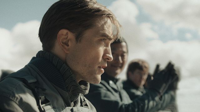 Imagem da notícia "Melhor Ator e Melhor Ator Coadjuvante": Este lendário cineasta defende que Robert Pattinson deveria ganhar DOIS Oscars por ficção científica do diretor de Parasita