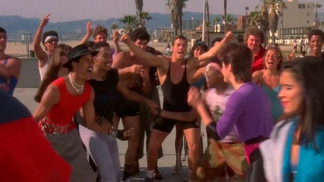 Imagem da notícia Há 42 anos, ele começou a dançar no cinema e agora é um dos astros de ação mais famosos da história: Você o reconhece?