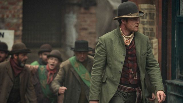 Imagem da notícia A série substituta perfeita para Peaky Blinders chega à Netflix: Drama histórico do mesmo criador, com um leve toque de Succession