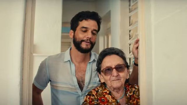 Imagem da notícia Camarote da Sapucaí homenageia O Agente Secreto com máscaras de Wagner Moura e Tânia Maria