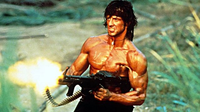 Imagem da notícia Armas, helicópteros de ataque e flechas explosivas: Sylvester Stallone destrói tudo e todos neste clássico de ação