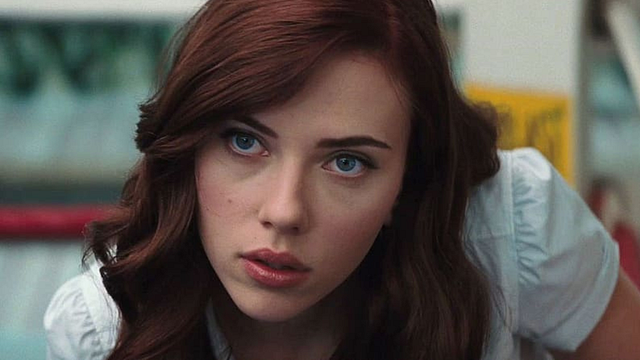 Imagem da notícia Scarlett Johansson fez sua primeira aparição neste fracasso de Bruce Willis – você a teria reconhecido?