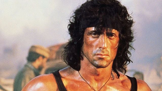 Imagem da notícia Rambo 3: Sylvester Stallone encontra um objeto icônico da saga em uma cena deletada