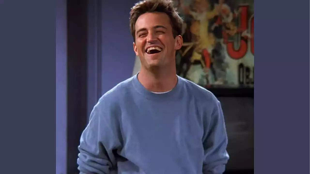 Imagem da notícia Friends: Há 26 anos, esta cena memorável com Matthew Perry é um clássico para os fãs da série