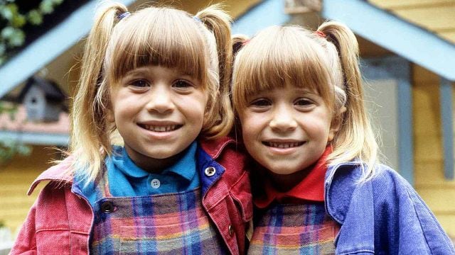 Imagem da notícia Três É Demais: O que aconteceu com as gêmeas Mary-Kate e Ashley Olsen, que interpretavam a adorável Michelle na comédia dos anos 80?
