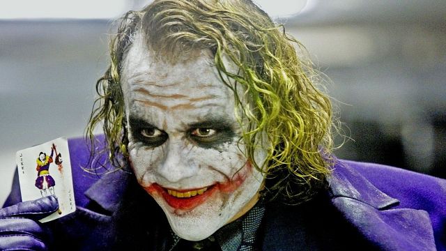 Imagem da notícia Este Easter Egg conecta a performance de Heath Ledger em O Cavaleiro das Trevas com outro famoso Coringa