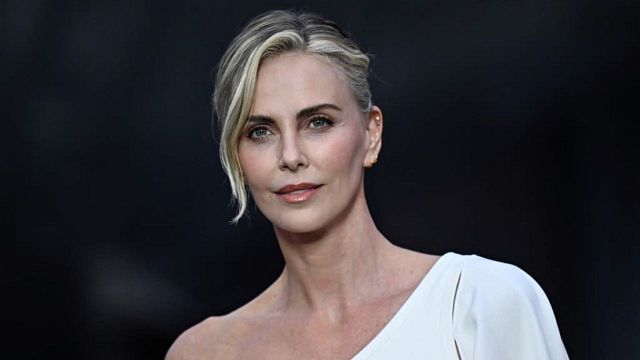 Imagem da notícia Charlize Theron desabafa sobre diretor que insistia para atriz trocar de figurinos para ficar "mais pegável"