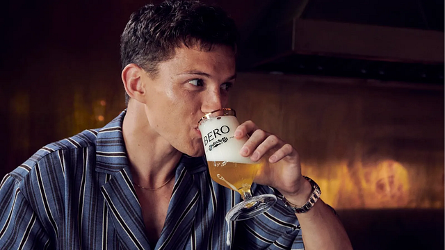 Imagem da notícia Tom Holland teve que mostrar sua identidade ao comprar cerveja – então ficou realmente constrangedor para todos