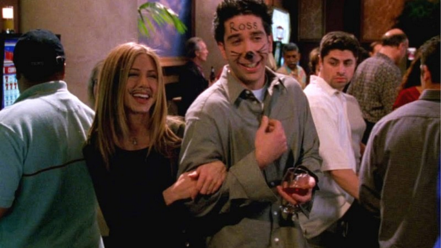 Imagem da notícia "O maior desafio": Foi assim que os criadores de Friends fizeram do primeiro beijo de Ross e Rachel uma das melhores cenas da série