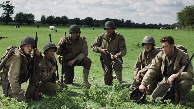 Imagem da notícia "Era frio, miserável e humilhante": Um dos melhores filmes de guerra de Steven Spielberg teve uma preparação tão intensa que os atores pediram pra sair