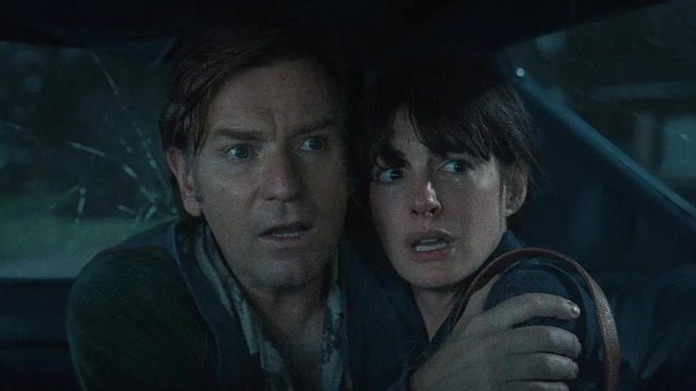 Imagem da notícia Amanhã, o Jurassic Park de Anne Hathaway estreia nos cinemas: Filme de ficção científica coloca a atriz frente a uma ameaça pré-histórica