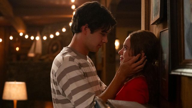 Imagem da notícia Depois do sucesso de Off Campus, Prime Video coloca mais uma adaptação de romance best-seller no Top 1 da plataforma