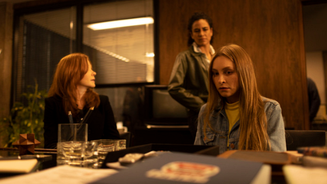 Imagem da notícia A Menina que Matou os Pais - A Confissão: Nova cena divulgada pelo Prime Video, exibe a personagem de Carla Diaz na mira da polícia