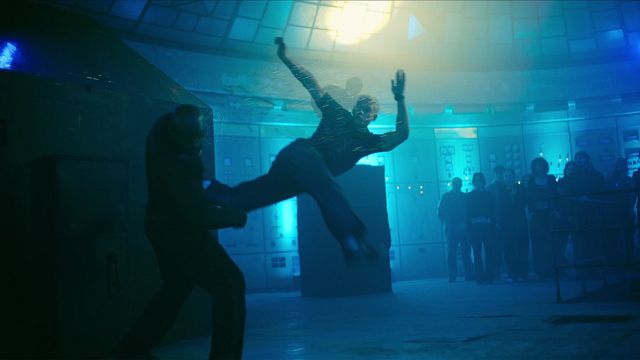 Imagem da notícia Na Netflix: Nova referência de ação no cinema? Tudo o que você precisa saber sobre o filme do streaming que arrasa em um cenário de MMA