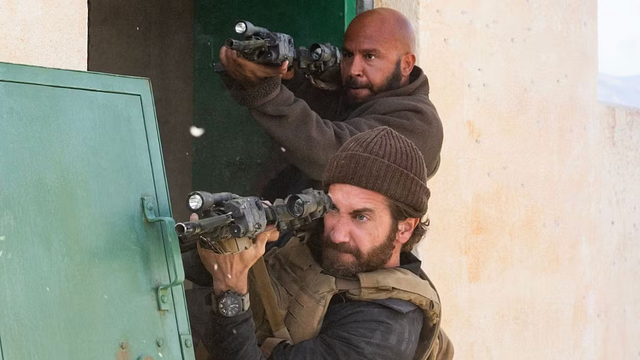 Imagem da notícia No streaming: Um filme de guerra intenso estrelado por Jake Gyllenhaal, que rendeu a Guy Ritchie algumas das melhores críticas de sua carreira