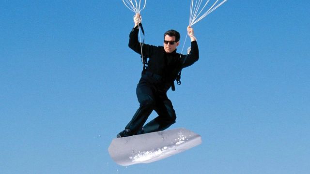 Imagem da notícia "Minha bunda estava congelando!": Há 24 anos, essa atriz vencedora do Oscar brilhava em filme de James Bond - e passava frio em cena