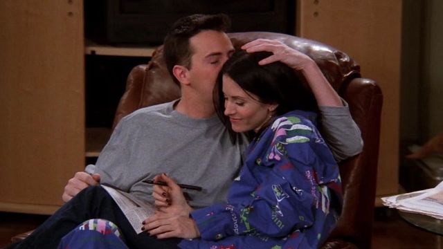 Imagem da notícia Friends: Courteney Cox revela bastidores de Chandler e Monica para homenagear Matthew Perry