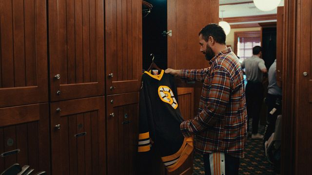 Imagem da notícia Depois de quase 30 anos, a sequência deste filme com Adam Sandler está finalmente chegando – e aqui está o 1º trailer com muitas estrelas antigas