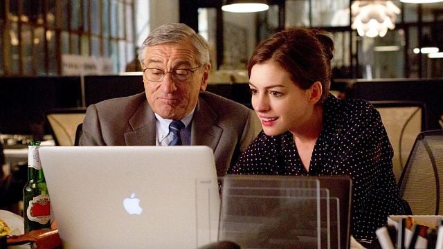 Imagem da notícia Sessão da Tarde hoje (22/04): Filme Um Senhor Estagiário faz piada com treta entre De Niro e um astro da música – que sobrou até para Beyoncé!