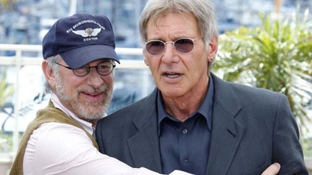 Imagem da notícia Harrison Ford odiou a sua própria biografia, então Steven Spielberg decidiu comprar 300 cópias do livro: "Ele fez uma grande pegadinha no set"