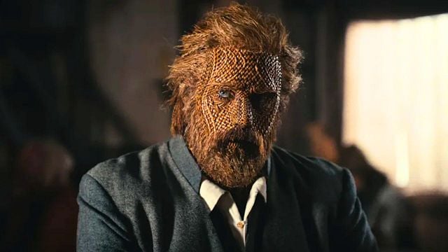 Imagem da notícia É o filme mais louco do ano, sem dúvida: Alexander Skarsgard se transforma completamente no sensacional trailer dessa comédia sombria