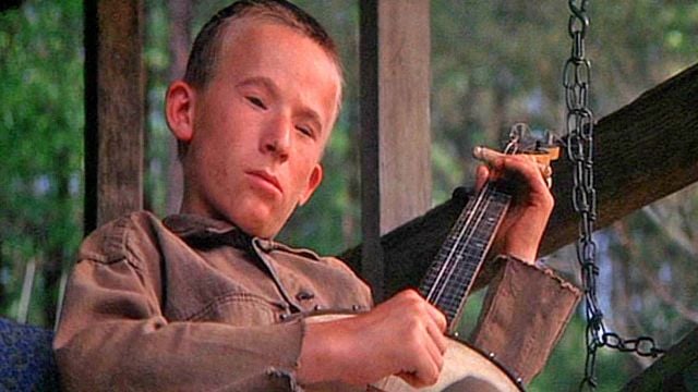 Imagem da notícia Há 54 anos, este garoto usou a magia do cinema para tocar banjo com uma mão só: assim nasceu uma das cenas mais lendárias do cinema de aventura e um enorme sucesso musical