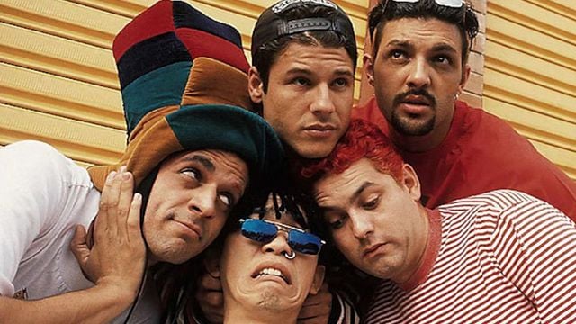 Imagem da notícia Tela Quente hoje (02/03): Mamonas - Eu Te Ai Lóve Iú mostra "premonição" de Dinho antes do acidente fatal que levou o Brasil às lágrimas