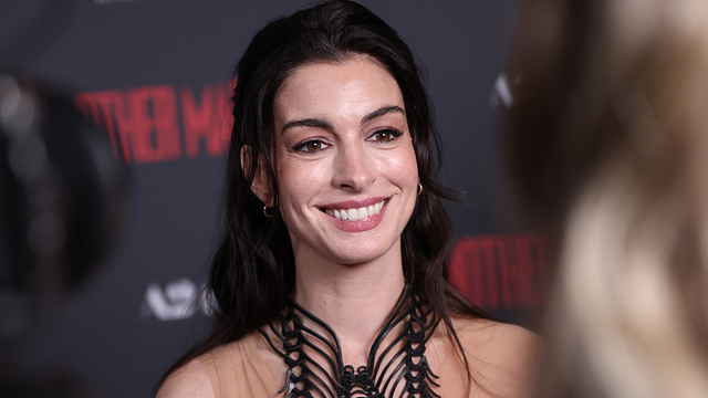 Imagem da notícia Há 20 anos, Anne Hathaway iniciou uma tradição bizarra que acaba de se repetir com O Diabo Veste Prada 2