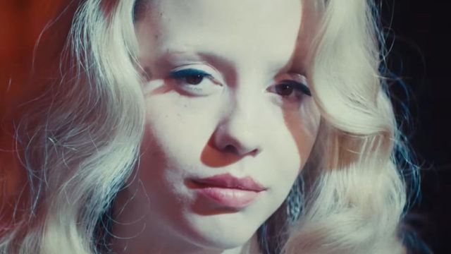 "Filme do milênio": Trailer de Maxxxine mistura serial killer real com clássico de Hitchcock - e tem espaço até para Emily em Paris!