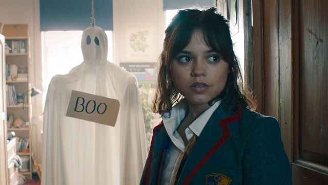 Imagem da notícia Wandinha é do Brasil! Jenna Ortega revela que seu presente favorito foi dado por um fã brasileiro: "Eu sempre uso!"