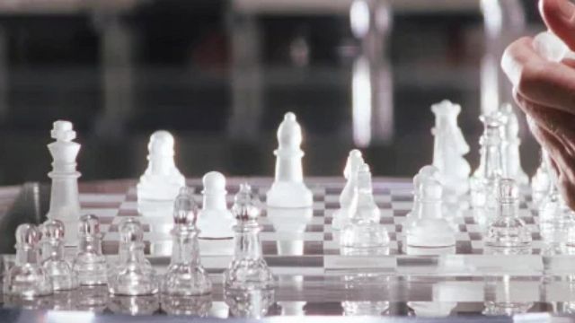 Imagem da notícia X-Men: Pause em 1 hora e 33 minutos e preste atenção em Magneto e Charles Xavier jogando xadrez