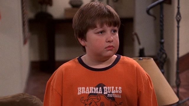 Imagem da notícia O garotinho de Two and a Half Men cresceu e ficou irreconhecível de barba: O que aconteceu com o ator que fazia Jake?