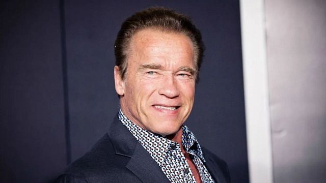 Imagem da notícia Arnold Schwarzenegger paga um dólar à Warner Bros há 29 anos para poder manter o objeto mítico de um de seus filmes de pior audiência
