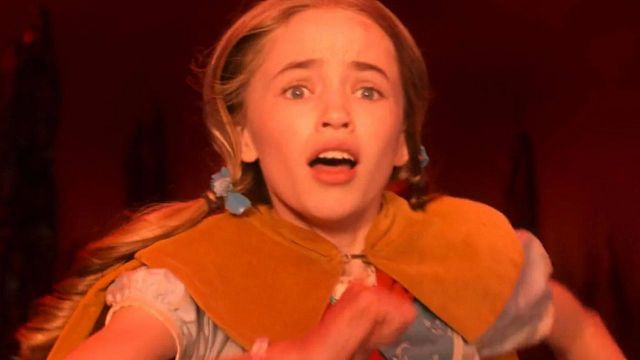 Imagem da notícia Netflix deletou um "detalhe" de Stranger Things com a série no ar: Fãs notaram um erro em cena de Holly Wheeler