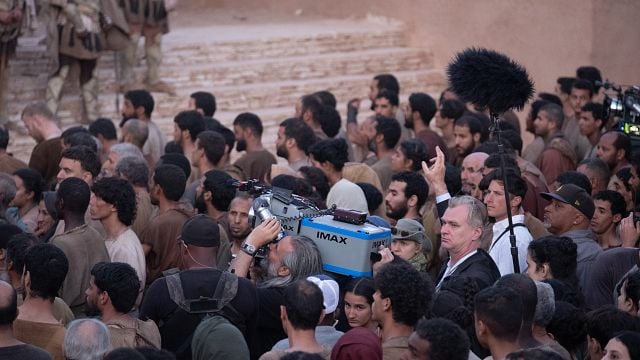 Imagem da notícia Para gravar a cena mais ambiciosa de A Odisseia, Christopher Nolan se trancou com 20 atores em estrutura colossal: "É um líder"