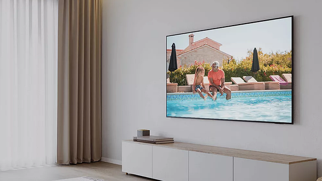 Imagem da notícia Smart TV pela metade do preço! Televisão da Samsung está com mais de R$ 3 mil de desconto e entrega qualidade de cinema em casa